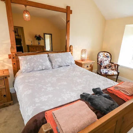 Whispering Willows - The Thatch * Craigtown